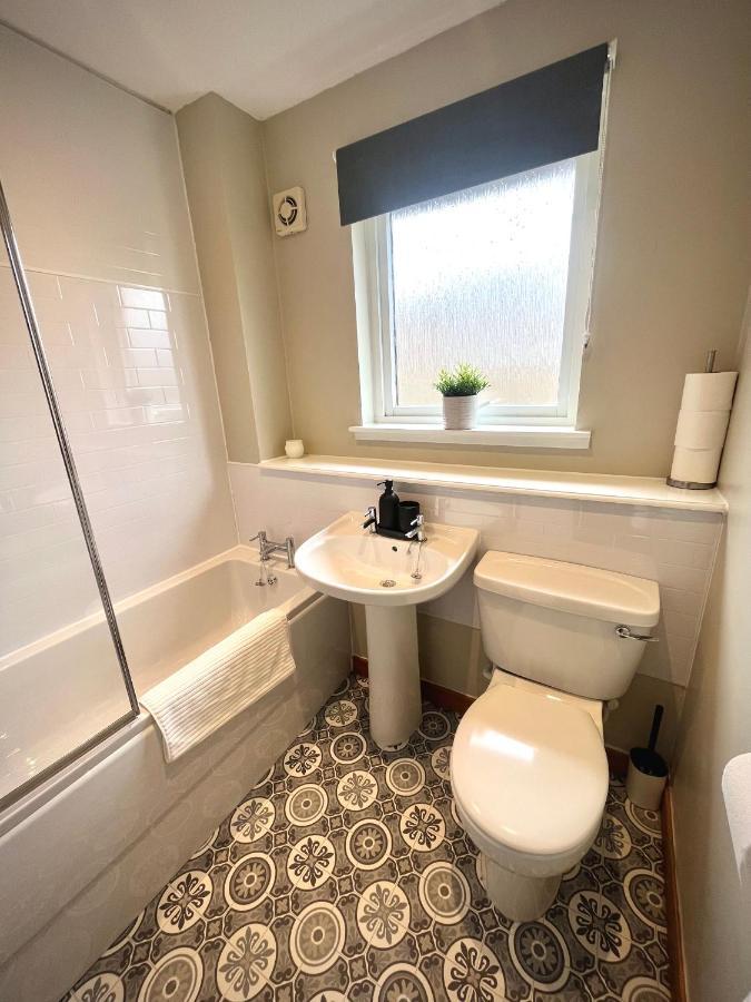 Comfortable, Modern Apartment With Parking. Inverness. Екстериор снимка