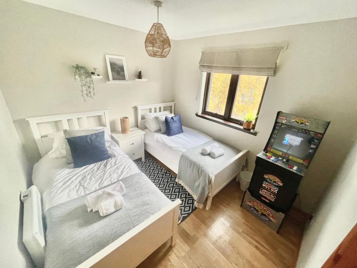 Comfortable, Modern Apartment With Parking. Inverness. Екстериор снимка