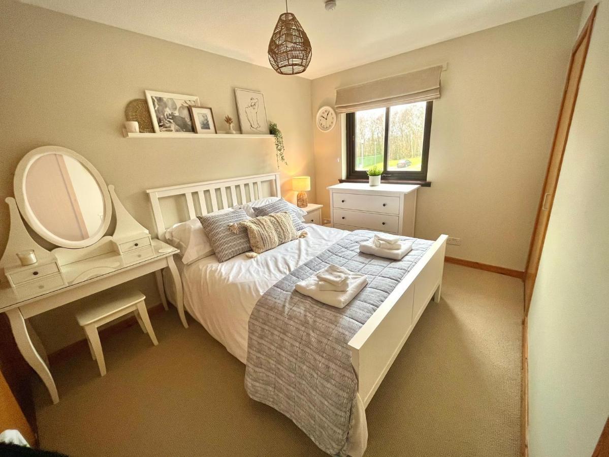 Comfortable, Modern Apartment With Parking. Inverness. Екстериор снимка
